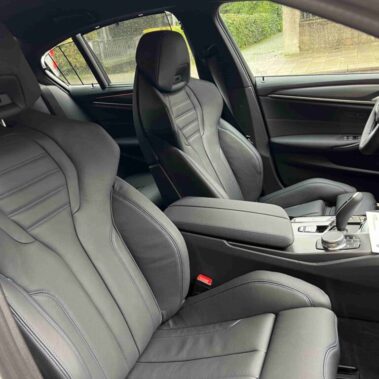 Schwarze M-Sportsitze aus Leder im Innenraum eines BMW 5er der Fahrschule Nedo.